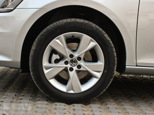 情侣PK奥斯卡！导演格蕾塔与男友诺亚亮相红毯-星空官网登录